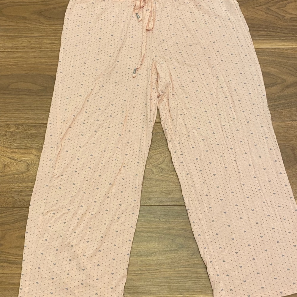 Very pretty Pyjama set. Only worn a few times. Nicely washed - Picture 4 of 5